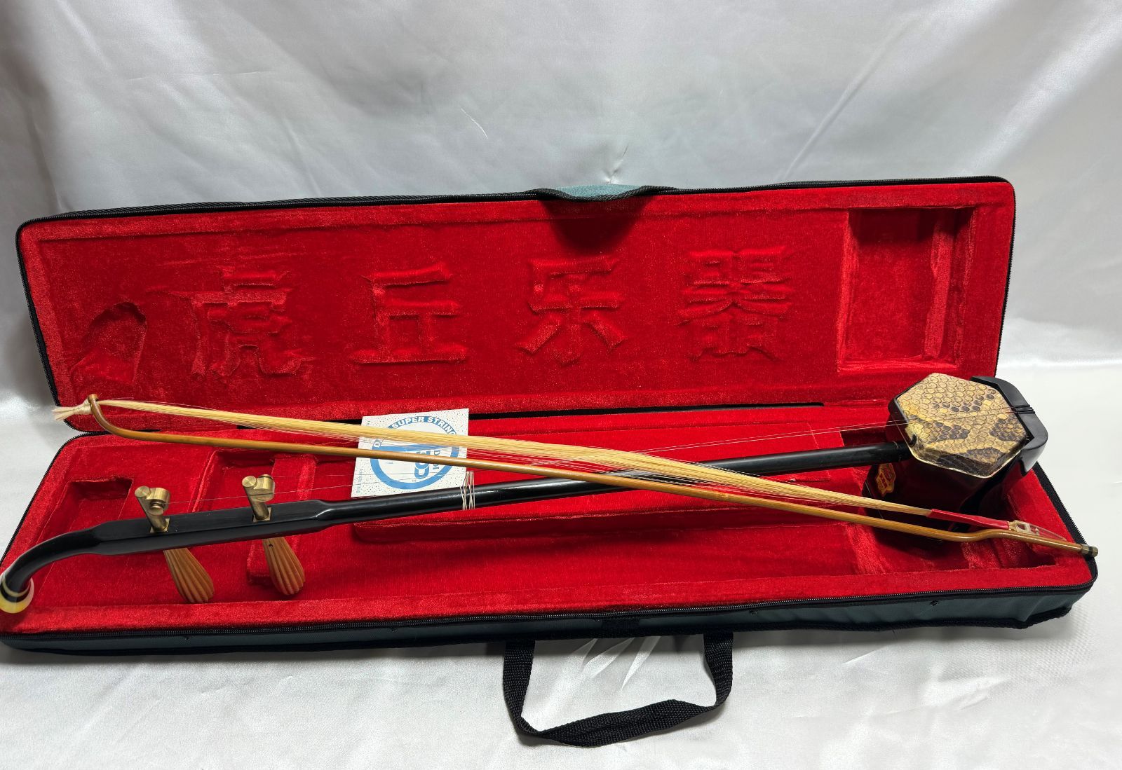 二胡 蛇皮 ケース付 弓 弦 中国楽器 民族楽器 現状品 - メルカリ