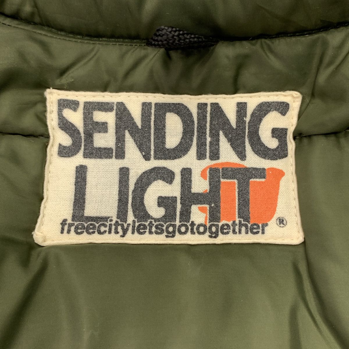 FREECITY / フリーシティ | SENDING LIGHT Down Vest / レザーパッチ バックプリント ダウンベスト | S | カーキ | メンズ FREECITY / フリーシティ | SENDING LIGHT Down Vest / レザーパッチ バックプリント ダウンベスト | S | カーキ | メンズ