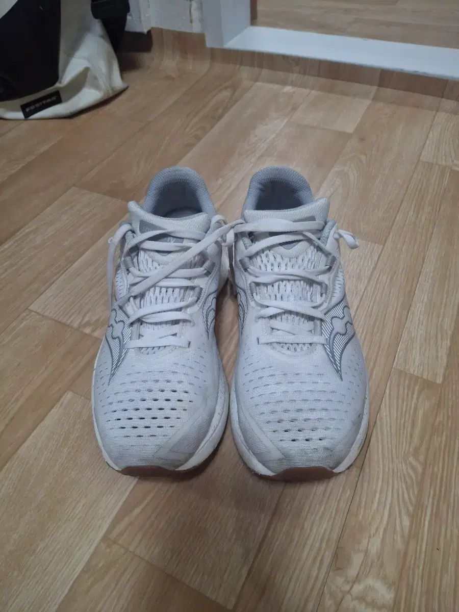 Saucony サッカニー エンドルフィン スピード4 白 260mm 出品