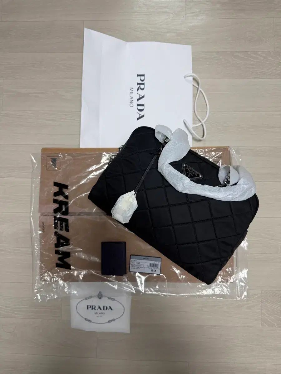 新品 PRADA プラダ ポコノ ナイロン キルティングチェーン ショルダーバッグ 157,806円