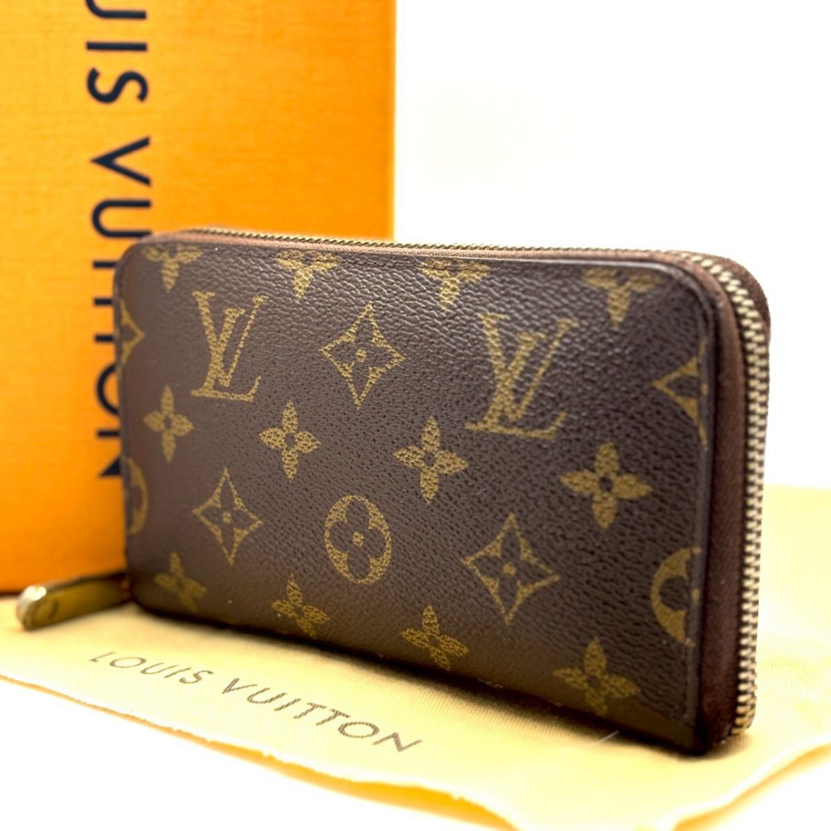 【品格を、すっきり持ち歩く】　LOUIS VUITTON　モノグラム ジッピーコンパクトウォレット ラウンドファスナー 10カード　ブラウン