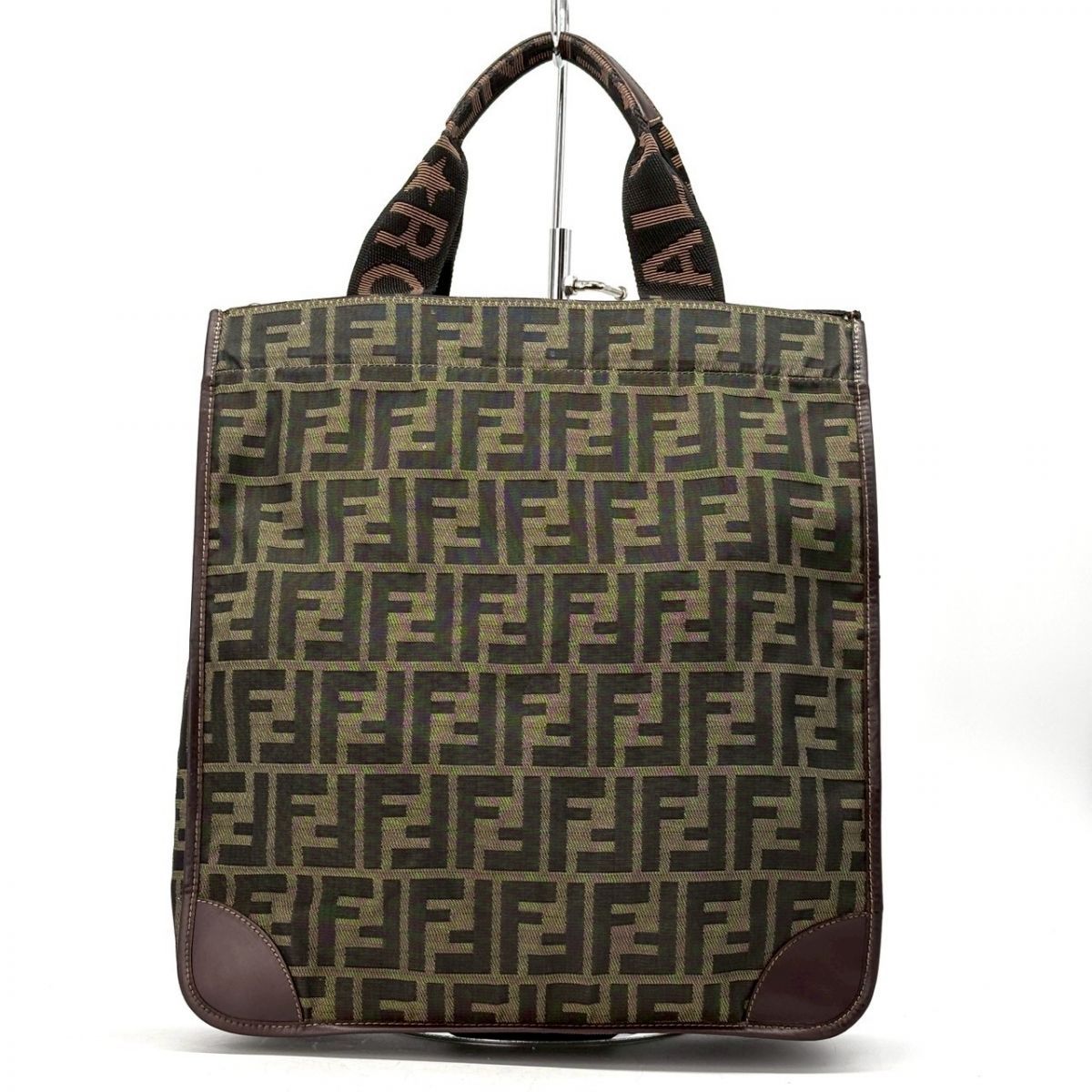 FENDI ズッカ柄トートバッグ 柄で語る、大人の存在感】 FENDI ズッカ 総柄 トートバッグ ロゴテープ