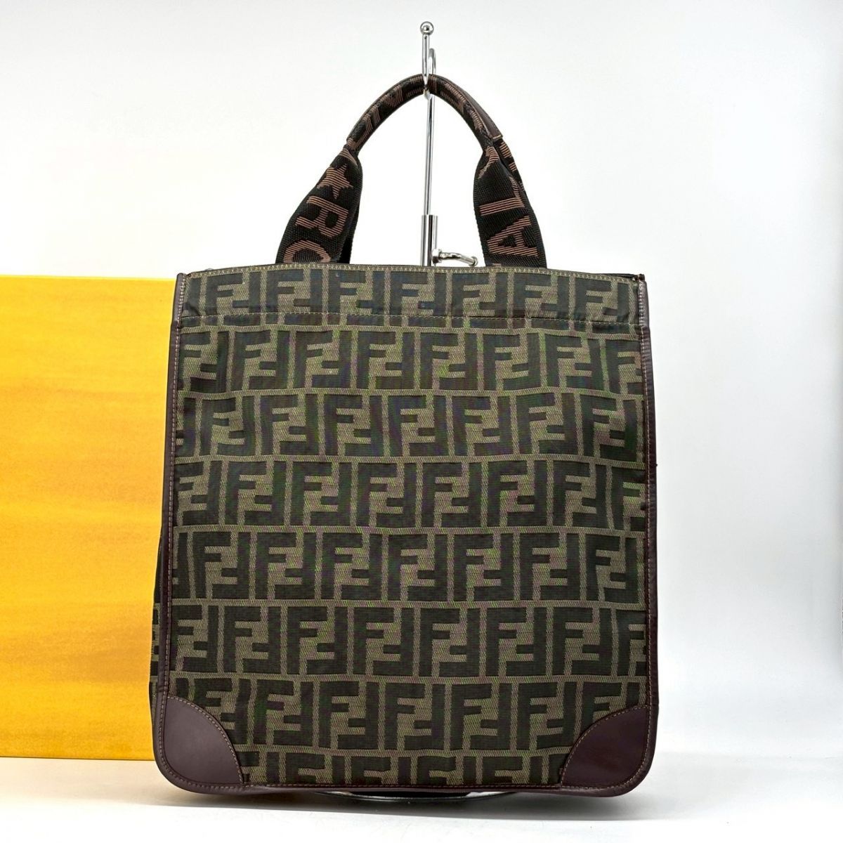 柄で語る、大人の存在感】 FENDI ズッカ 総柄 トートバッグ ロゴテープ
