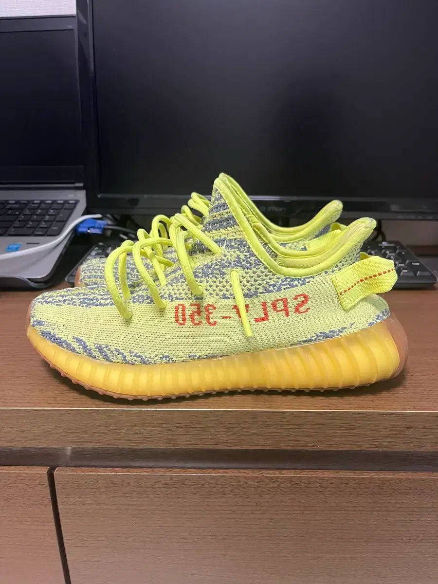アディダス イージーブースト 350 V2