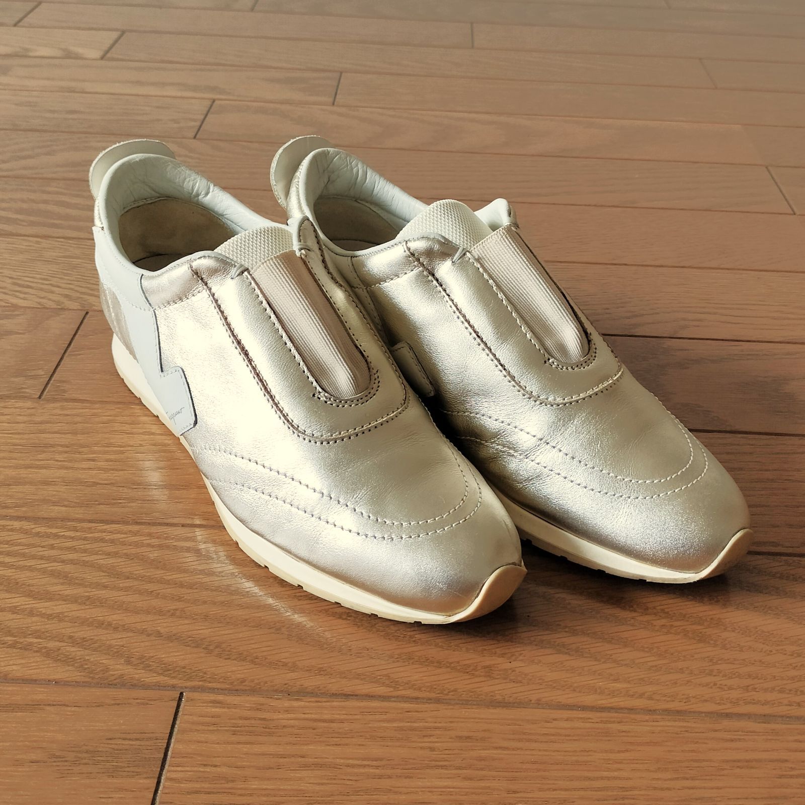 美品 SALVATORE FERRAGAMO サルヴァトーレ フェラガモ スニーカー 6ハーフ 24cm 金 ゴールド レディース 靴