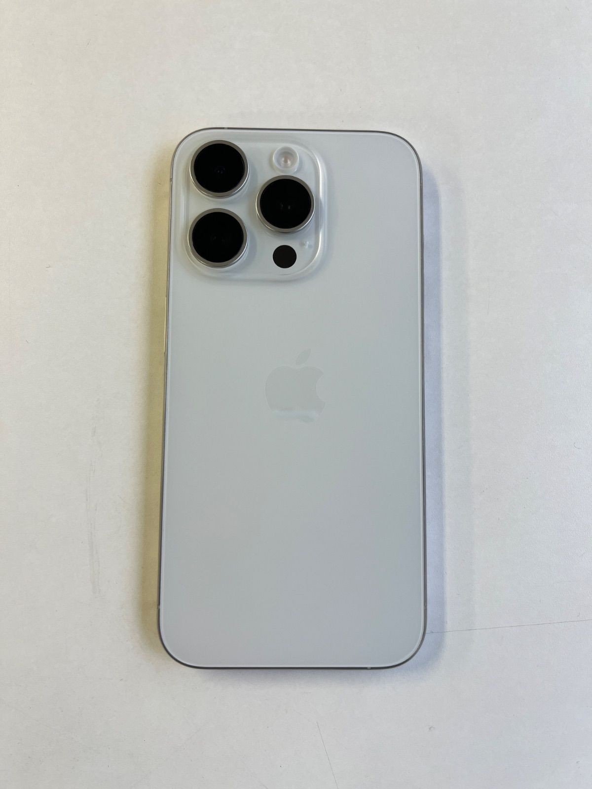 美品 iPhone 15 Pro 128GB ホワイトチタニウム - メルカリ