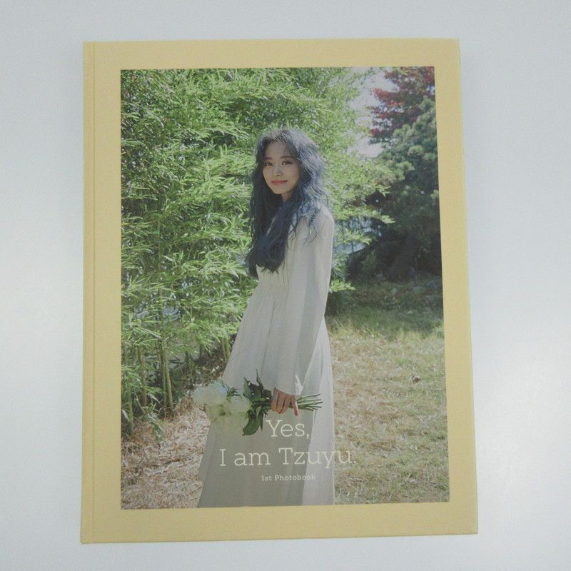 姫路東】トレカ付属 TWICE Yes, I am Tzuyu ツウィ 写真集 2冊セット 