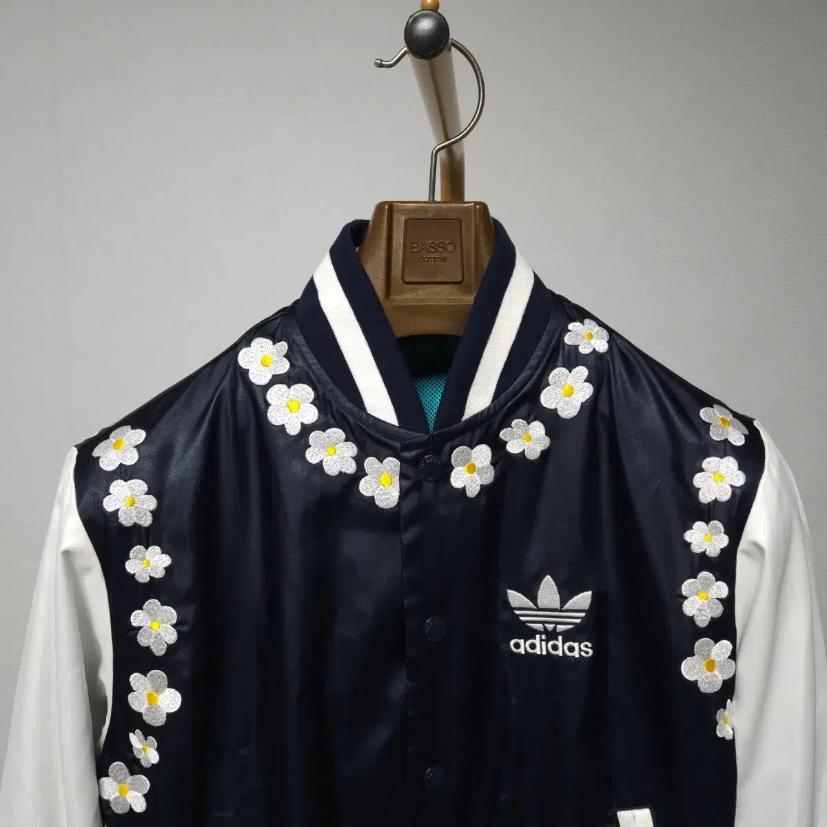 限定モデル adidas x ファレル ウィリアムス デイジー 刺繍 スタジャン ジャケット