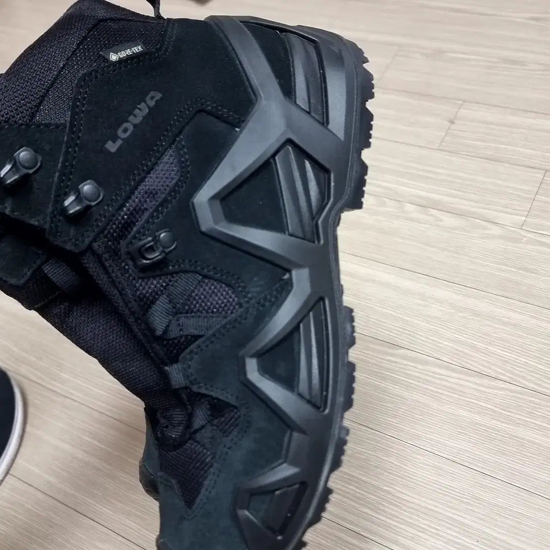 Lowa Zephyr GORE-TEX 登山靴 ブラック (8.5)