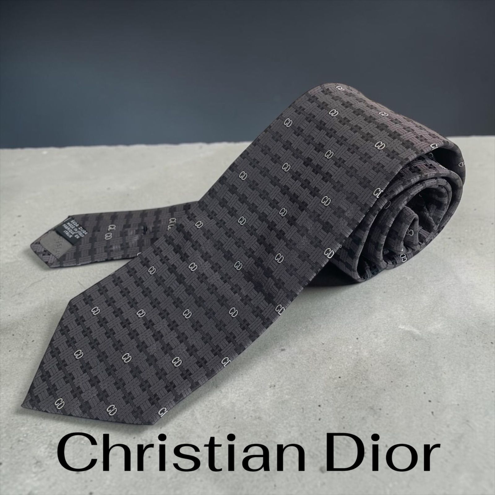 新品タグ付き✨Christian Dior ネクタイ グレー ロゴ刺繍イタリア製 Christian Dior ネクタイ CDロゴ グレー - メルカリ