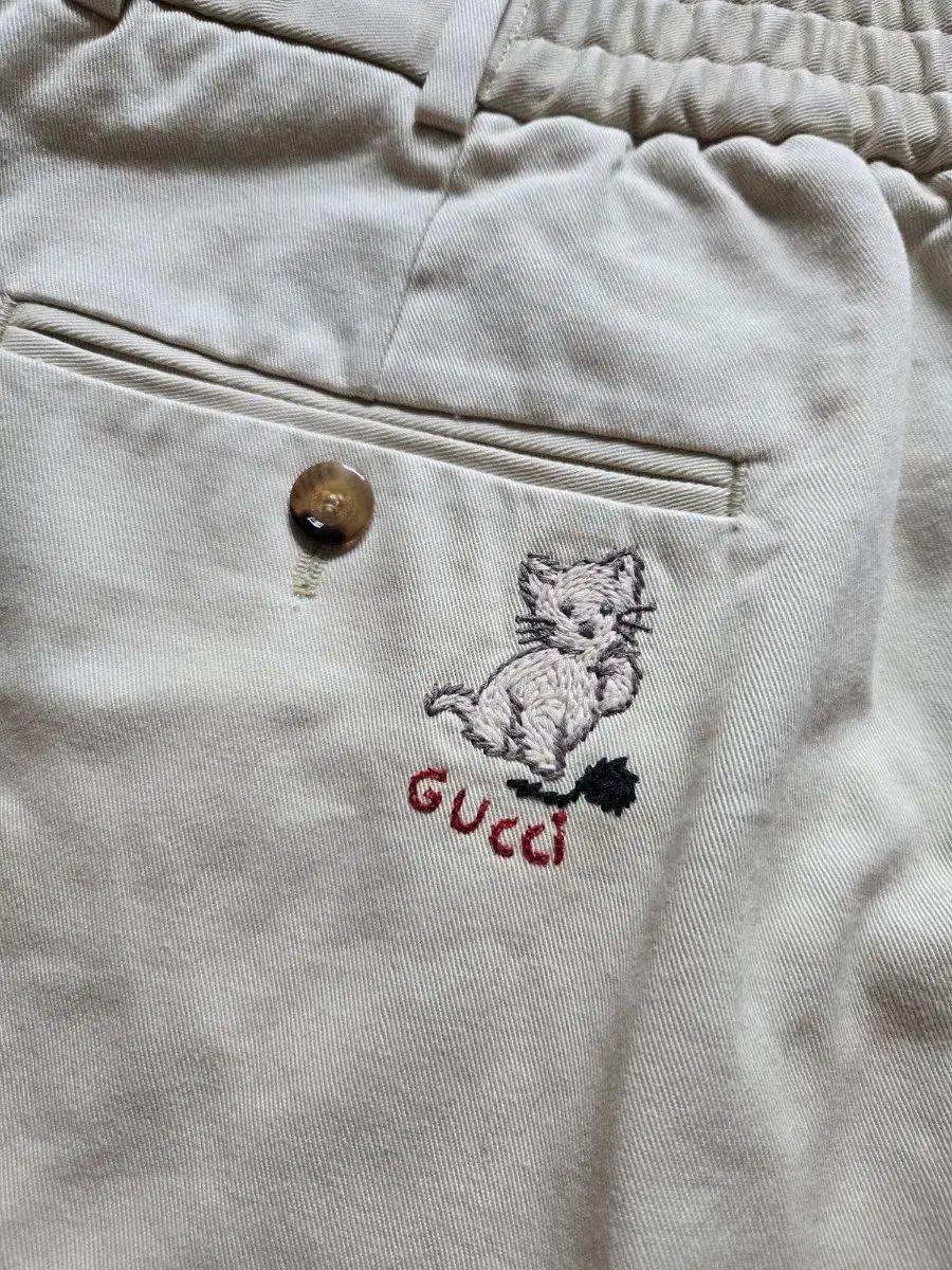 グッチ 猫 刺繍 ベージュ コットン ズボン 33,581円