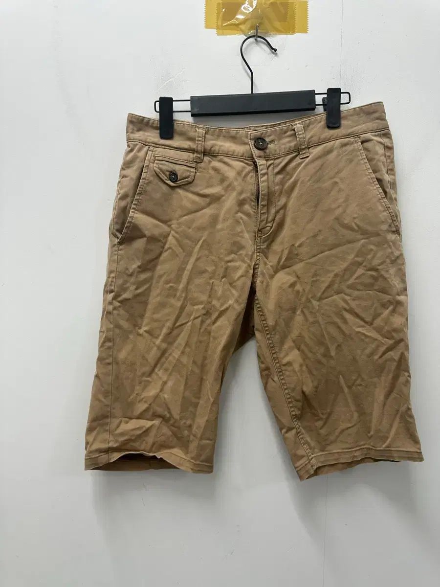 PRADA ホワイト ショートパンツ46ハーフパンツ定番レッドライン-日本未入荷