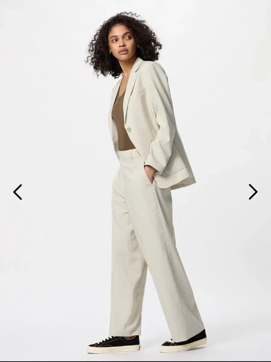UNIQLO U 감탄 와이드 팬츠 スラックス 新品) UNIQLO U 감탄 와이드パンツ スラックス アイボリー、ダークグレー、チャコール