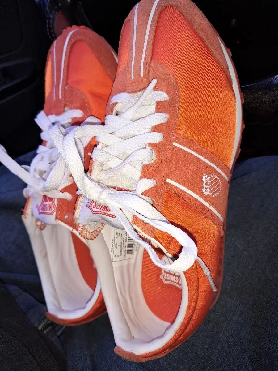 K-SWISS スニーカー オレンジ色 235サイズ サディン2チャーム参照