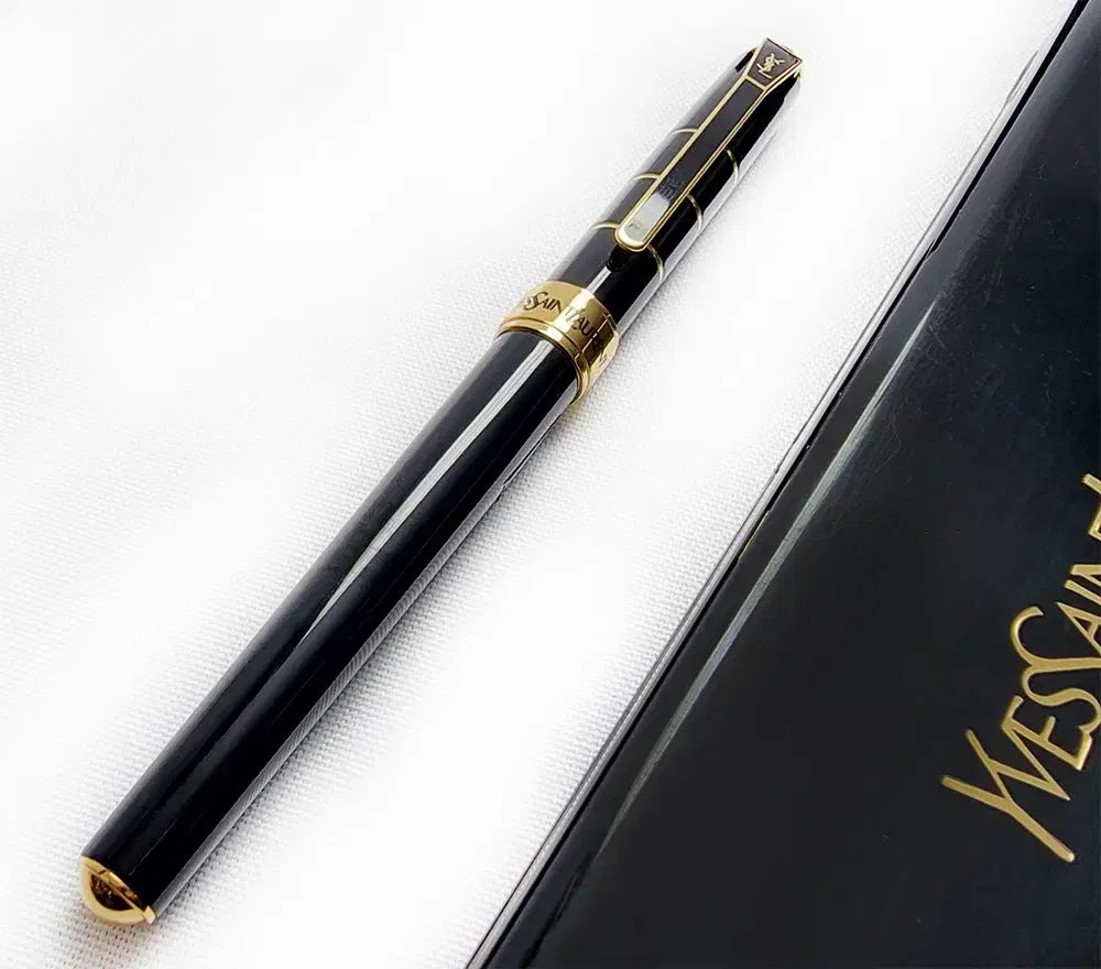 YVES SAINT LAURENT イヴ・サンローラン 万年筆 (ブラック カラー) 未使用 新品 商品 収納ボックス