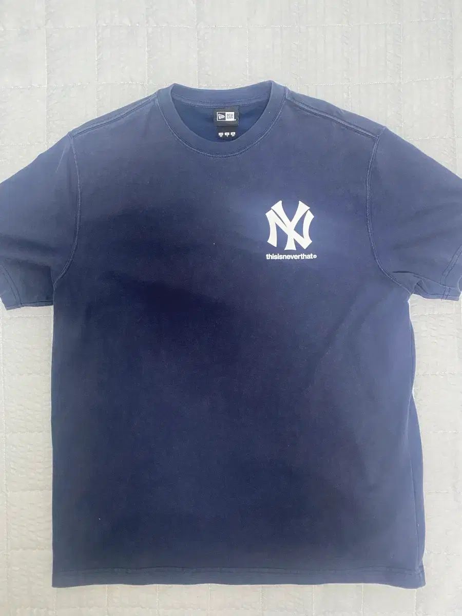 ディスイズネバーザット x NEW ERA x MLB ニューヨーク・ヤンキース ショートスリーブ Tシャツ ネイビー