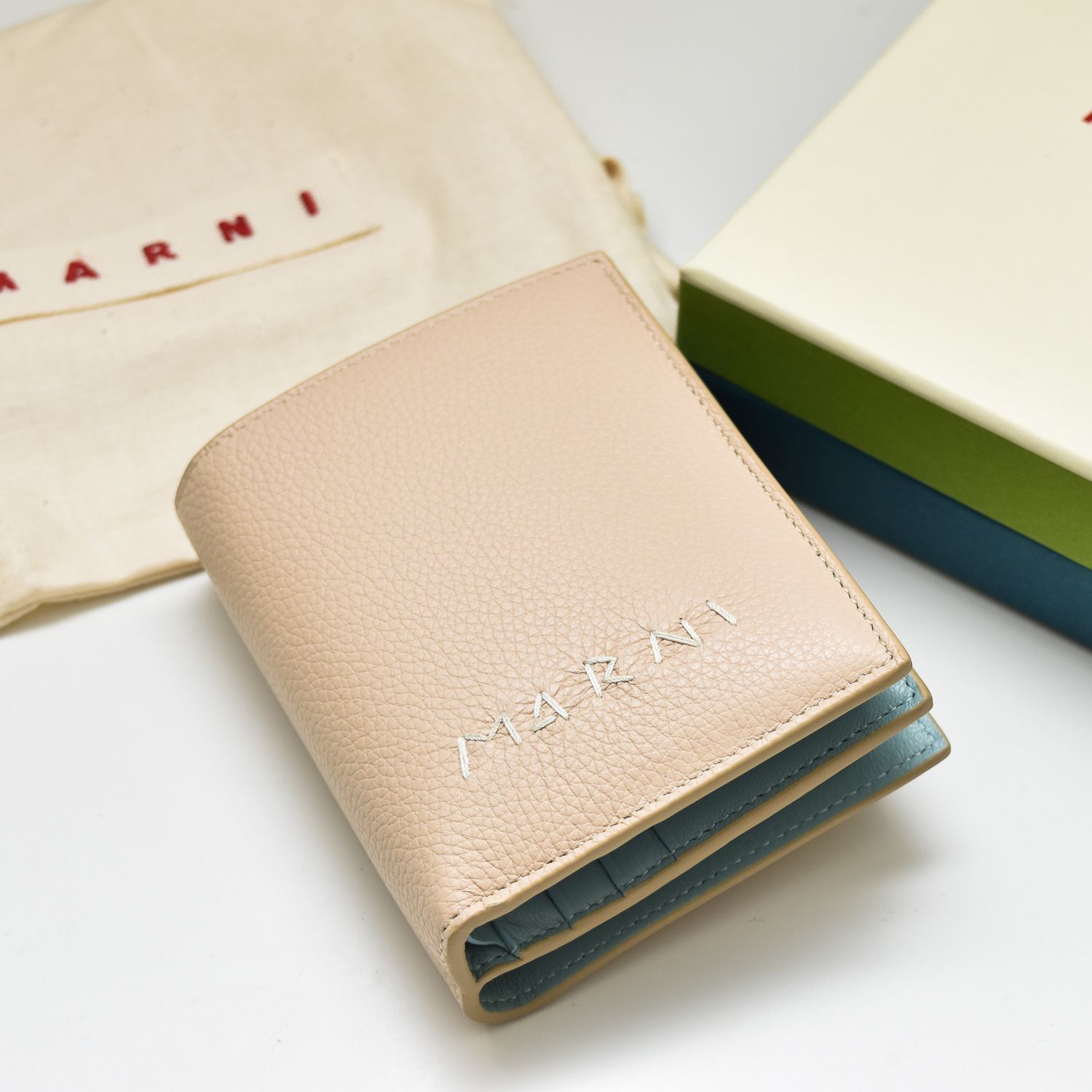 マルニ マルニメンディング 刺繍入り ジップ 2つ折り財布 財布 MARNI レディース 本革 小銭入れあり PFMO0107U0 P6533