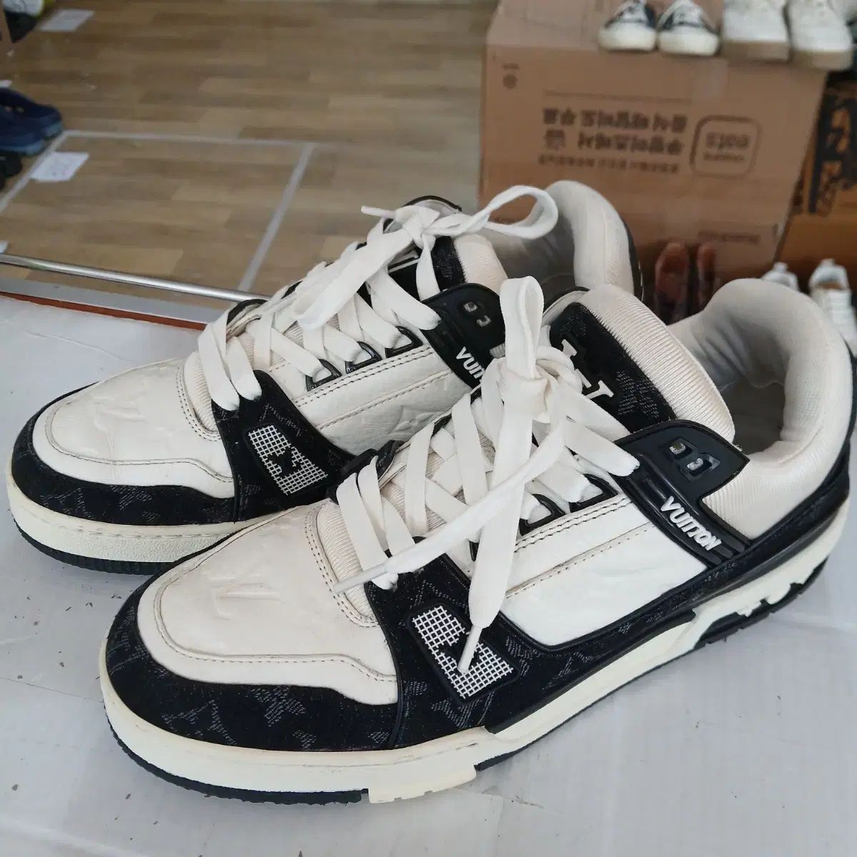 (30) スニーカー 9 (260 265) 8,664円