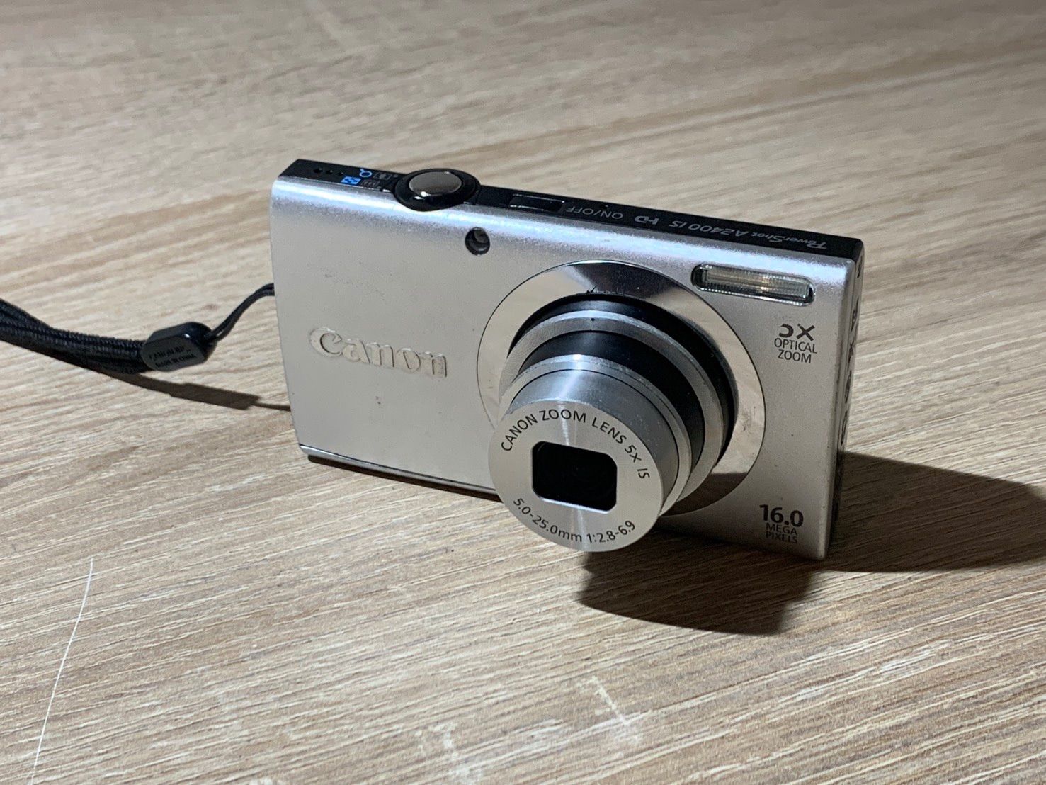 CANON POWERSHOT A2400 IS ジャンク品 1992 Canon PowerShot A2400 IS シルバー ジャンク品 デジカメ【ネ