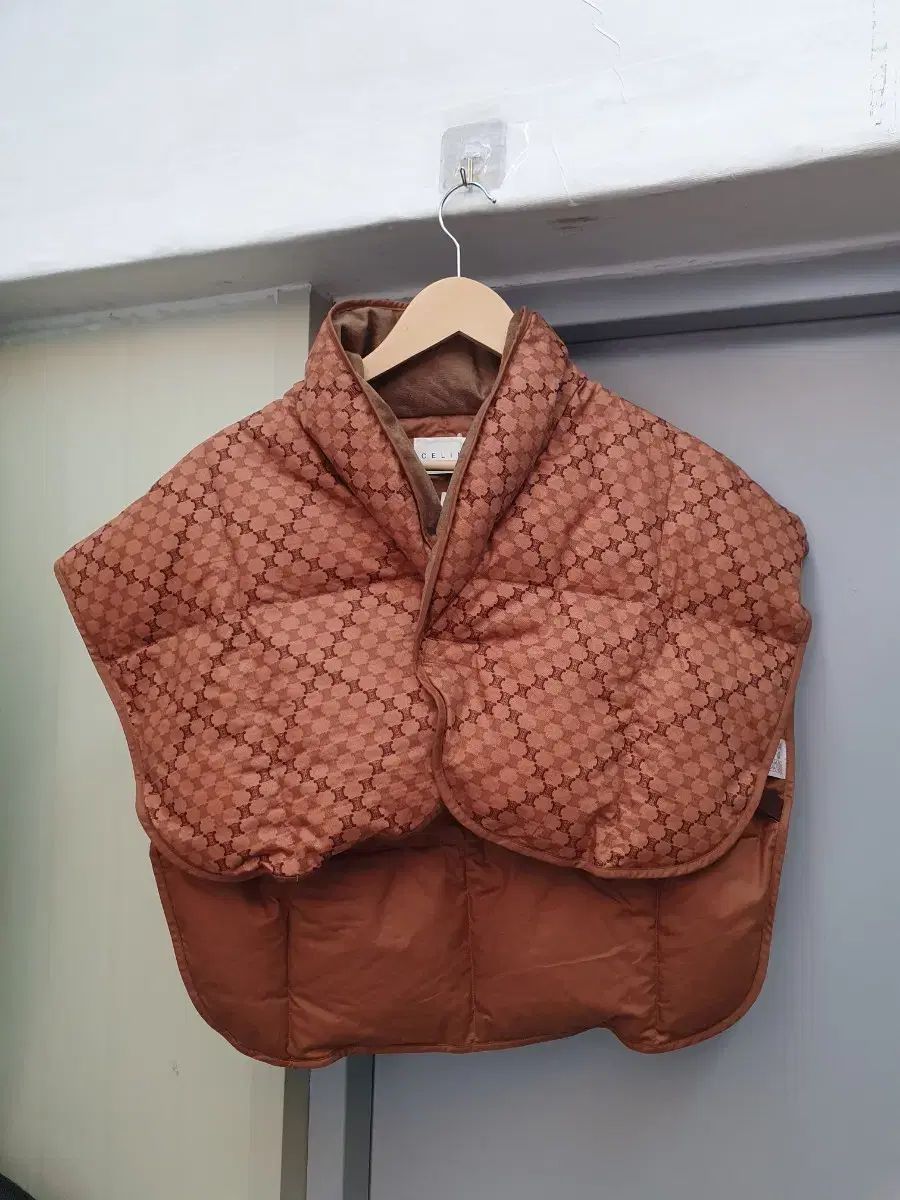新品 セリーヌ トリオンフ パファー ダウン ベスト