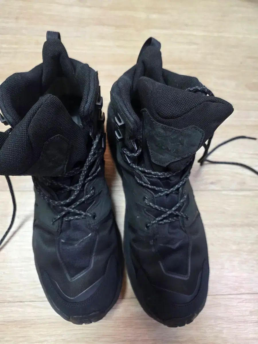 ホカオネオネ アナカパ ミッド GTX ブラック 280