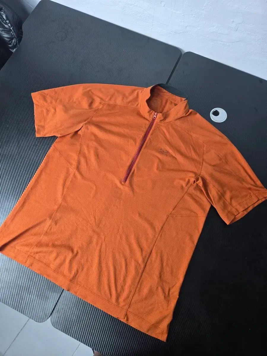 ARC'TERYX アークテリクス 半袖 ハーフジップアップ Tシャツ オレンジ