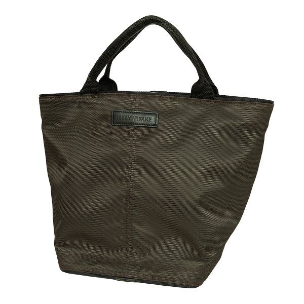 イッセイミヤケISSEY MIYAKE レザーロゴパッチトートバッグ カーキ