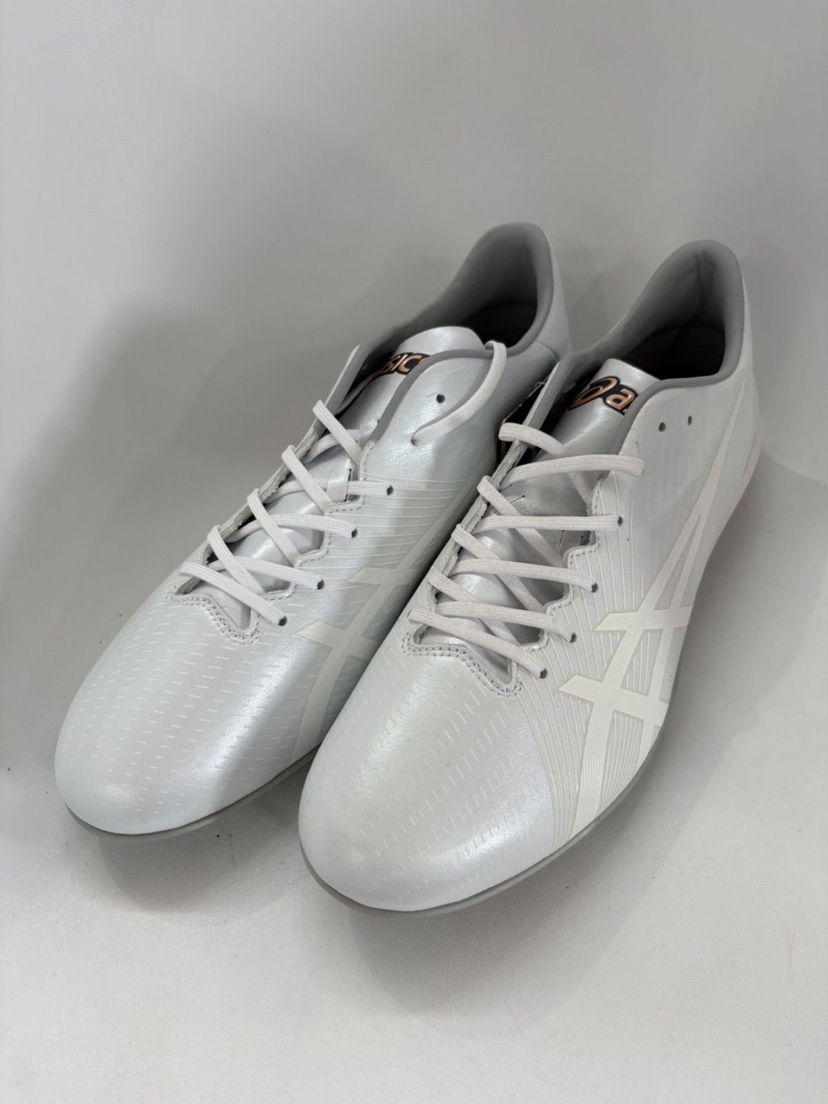 アシックス　白スパイク　1121A062