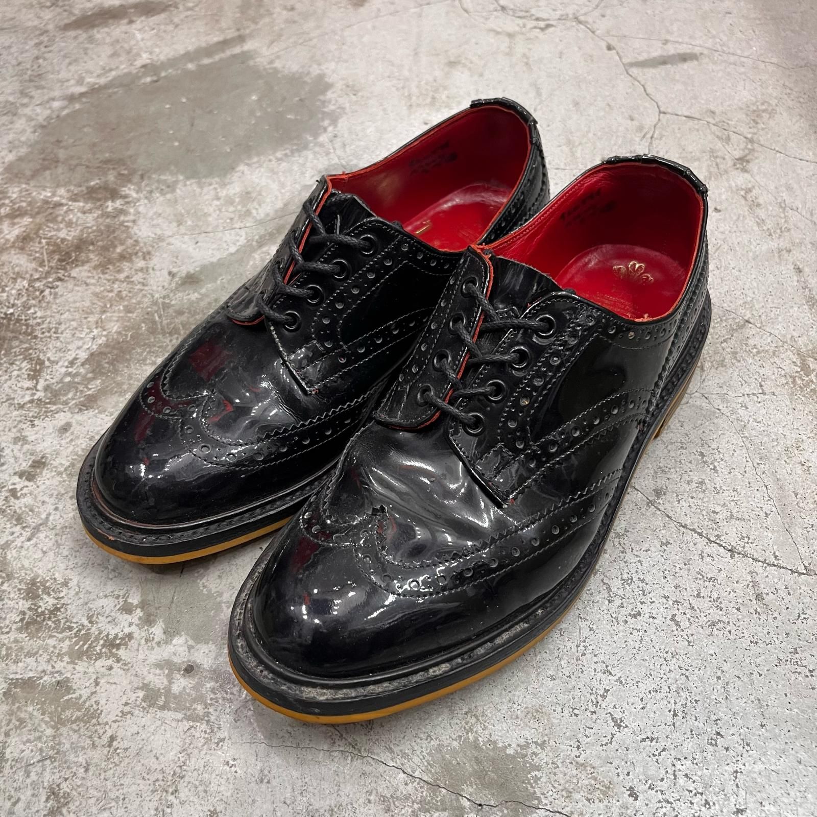 1piu1uguale3 × Tricker's エナメル ウィングチップ シューズ 短靴 ドレスシューズ ウノピュウノウグァーレトレ × トリッカーズ ブラック （18962M）