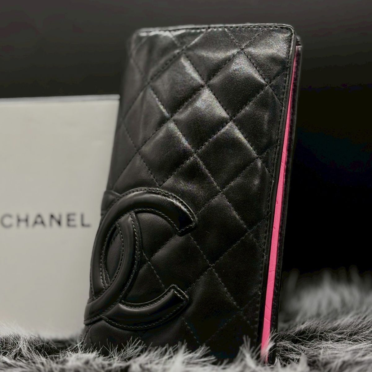 黒に鮮やかさを忍ばせて】 CHANEL 長財布 カンボン マトラッセ ココ