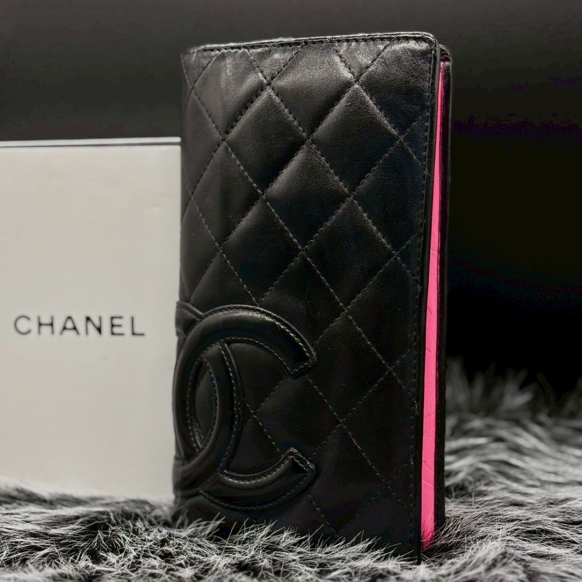 黒に鮮やかさを忍ばせて】 CHANEL 長財布 カンボン マトラッセ ココ