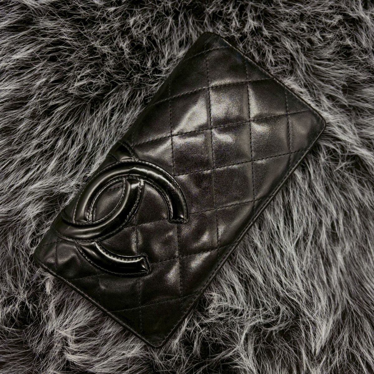 黒に鮮やかさを忍ばせて】 CHANEL 長財布 カンボン マトラッセ ココ