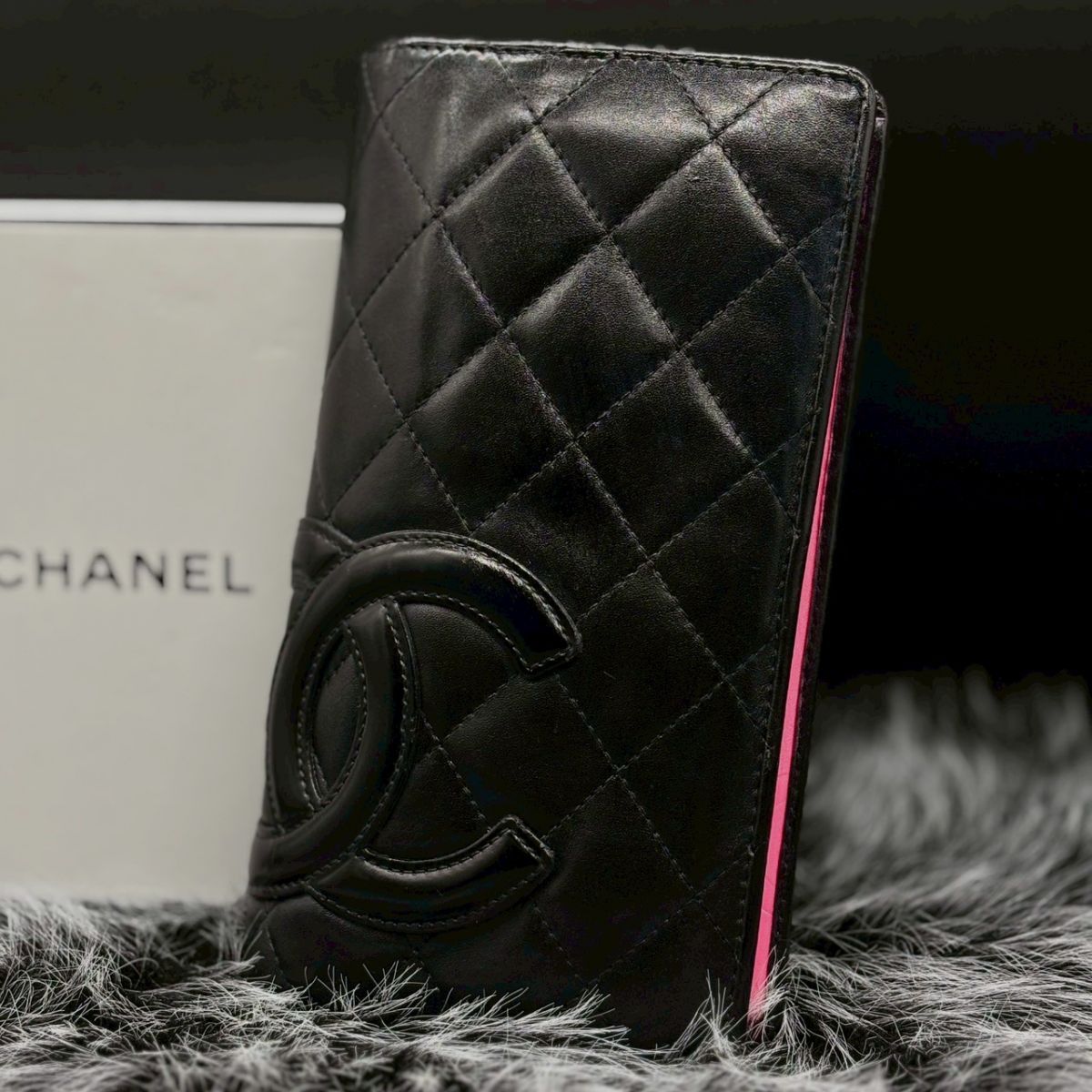 黒に鮮やかさを忍ばせて】 CHANEL 長財布 カンボン マトラッセ ココ