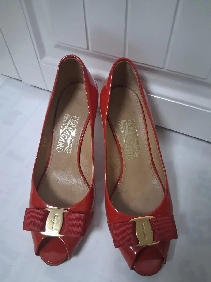 FERRAGAMO フェラガモ ペンダントオープン トゥ パンプス 235 FERRAGAMO フェラガモ ペンダントオープン トゥ パンプス 235
