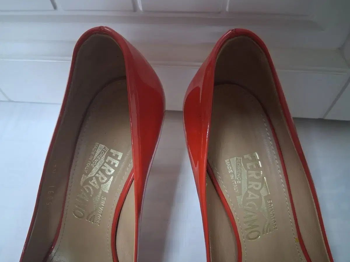 FERRAGAMO フェラガモ ペンダントオープン トゥ パンプス 235 FERRAGAMO フェラガモ ペンダントオープン トゥ パンプス 235