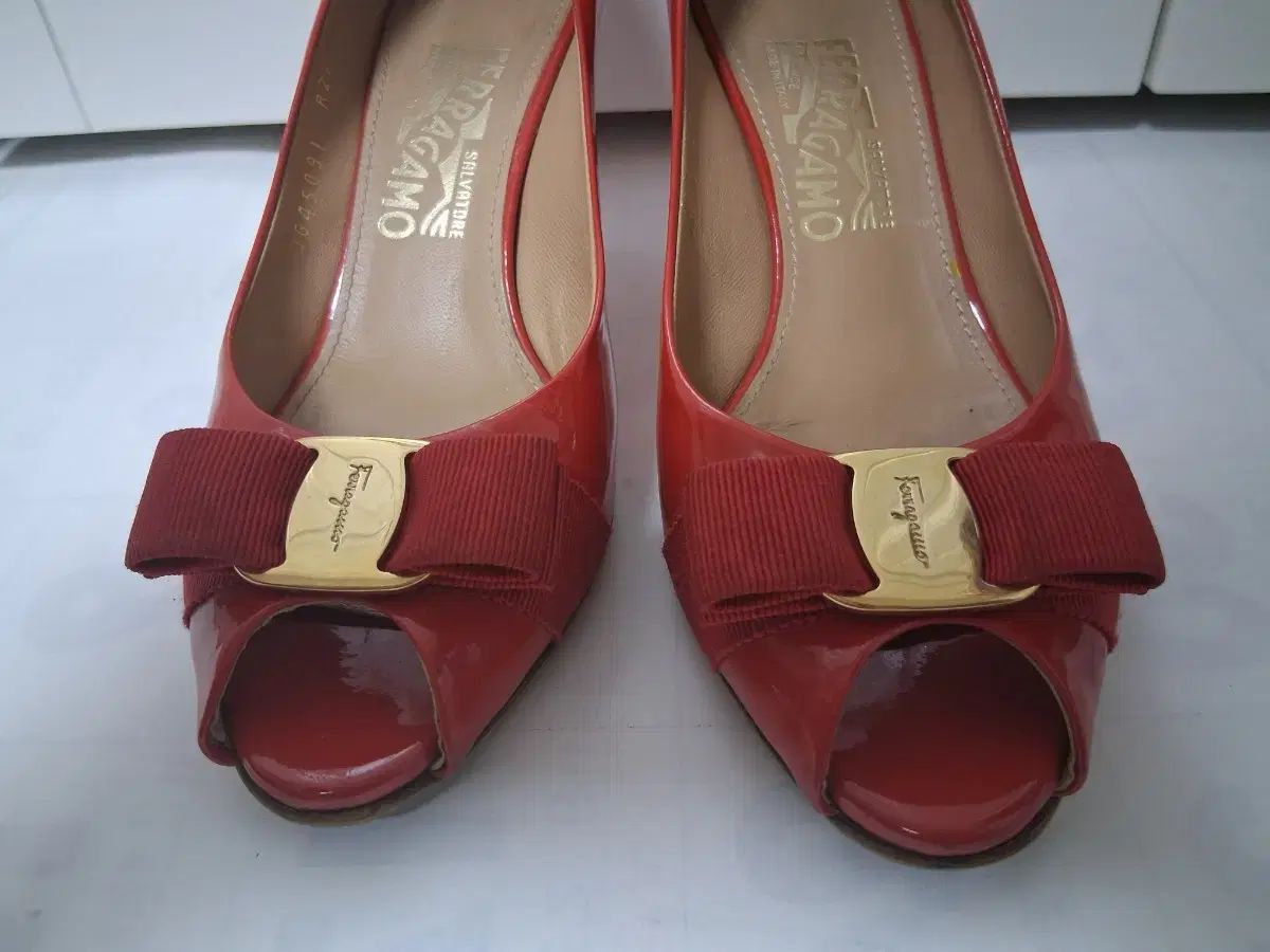 FERRAGAMO フェラガモ ペンダントオープン トゥ パンプス 235 FERRAGAMO フェラガモ ペンダントオープン トゥ パンプス 235