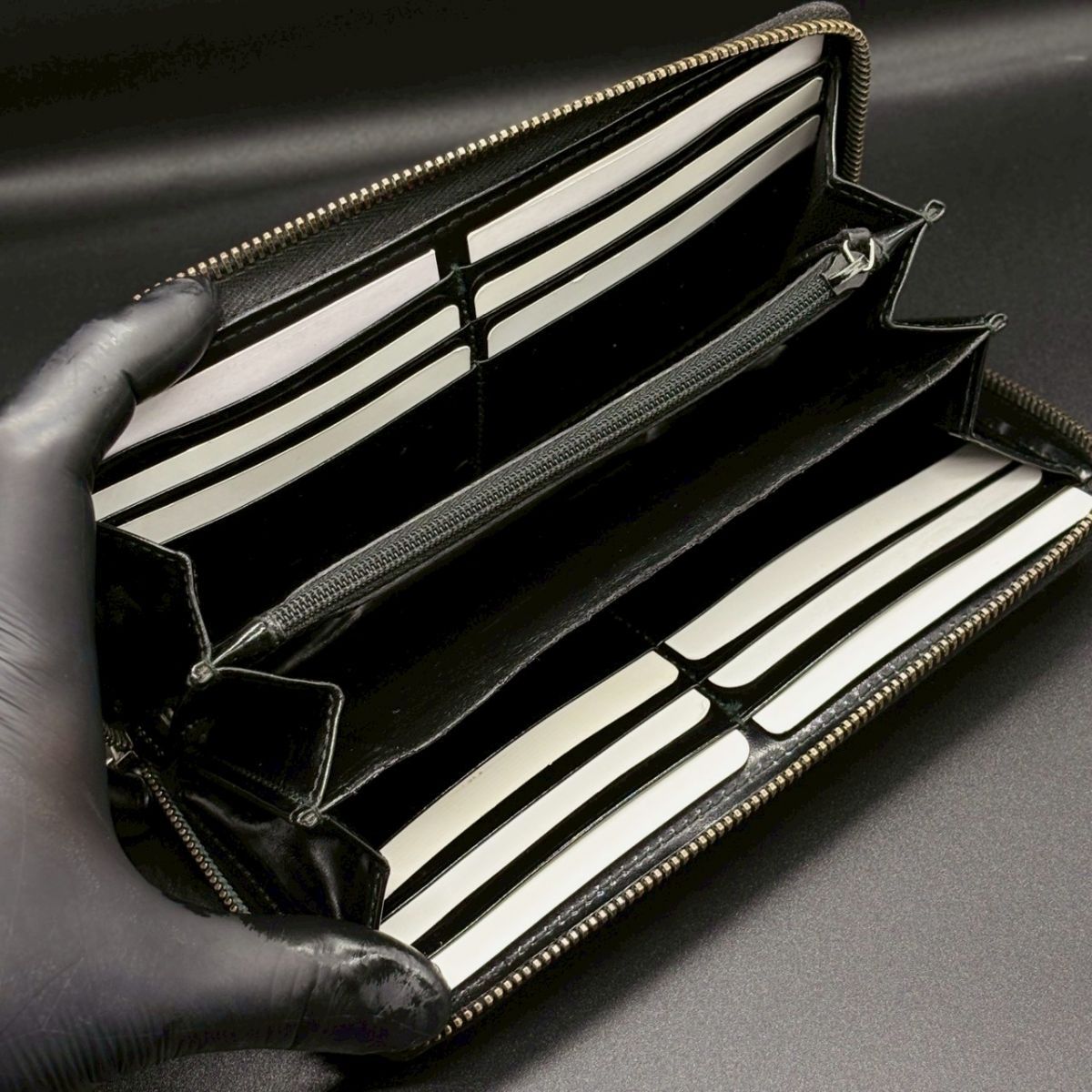 【黒に余白を残す】　GUCCI　長財布 GGインプリメ ラウンドファスナーGG柄 インターロッキング 12カード　ブラック