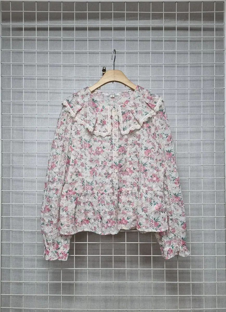サースデーアイランド ブラウス (ほぼ新品)