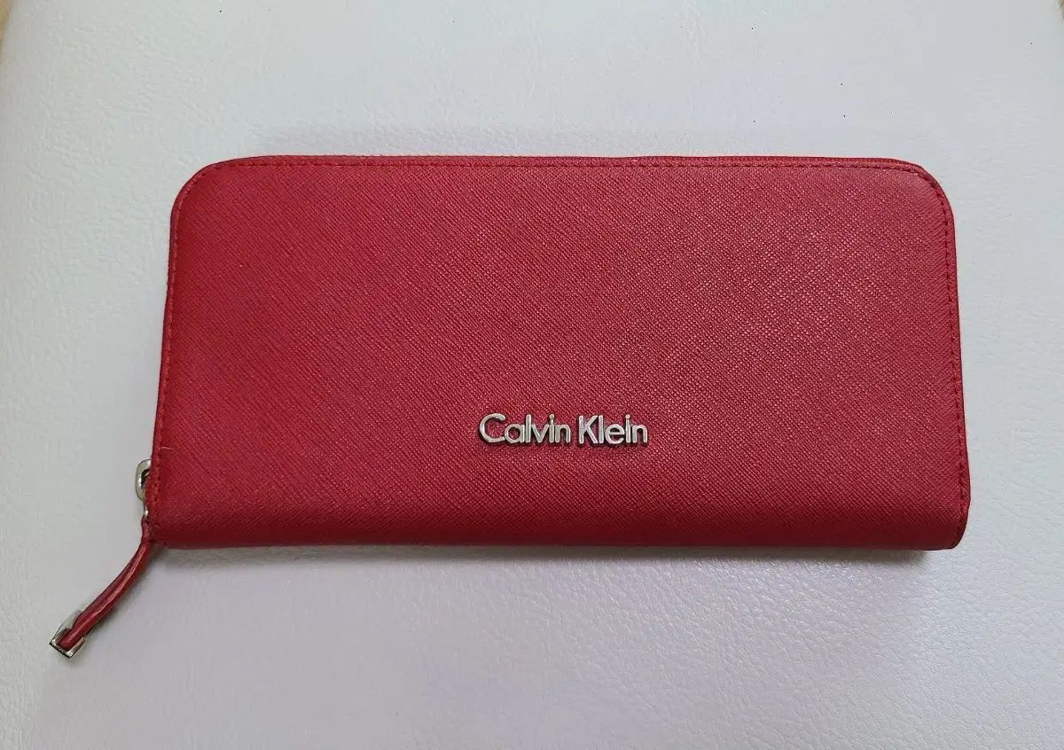 正規品 Calvin Klein (カルバン・クライン) レッド 長財布