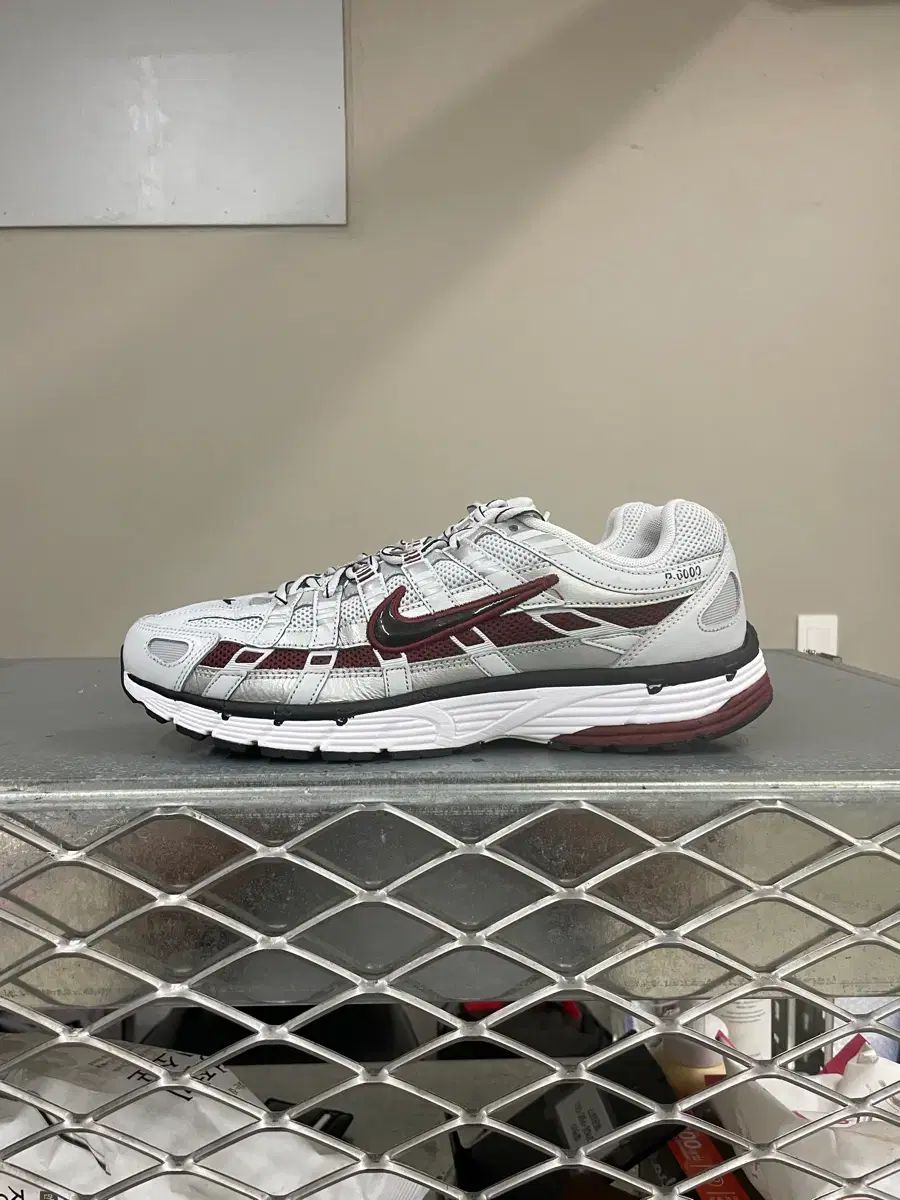 NIKE ナイキ P-6000 ピュア プラチナ DARK チーム レッド 285