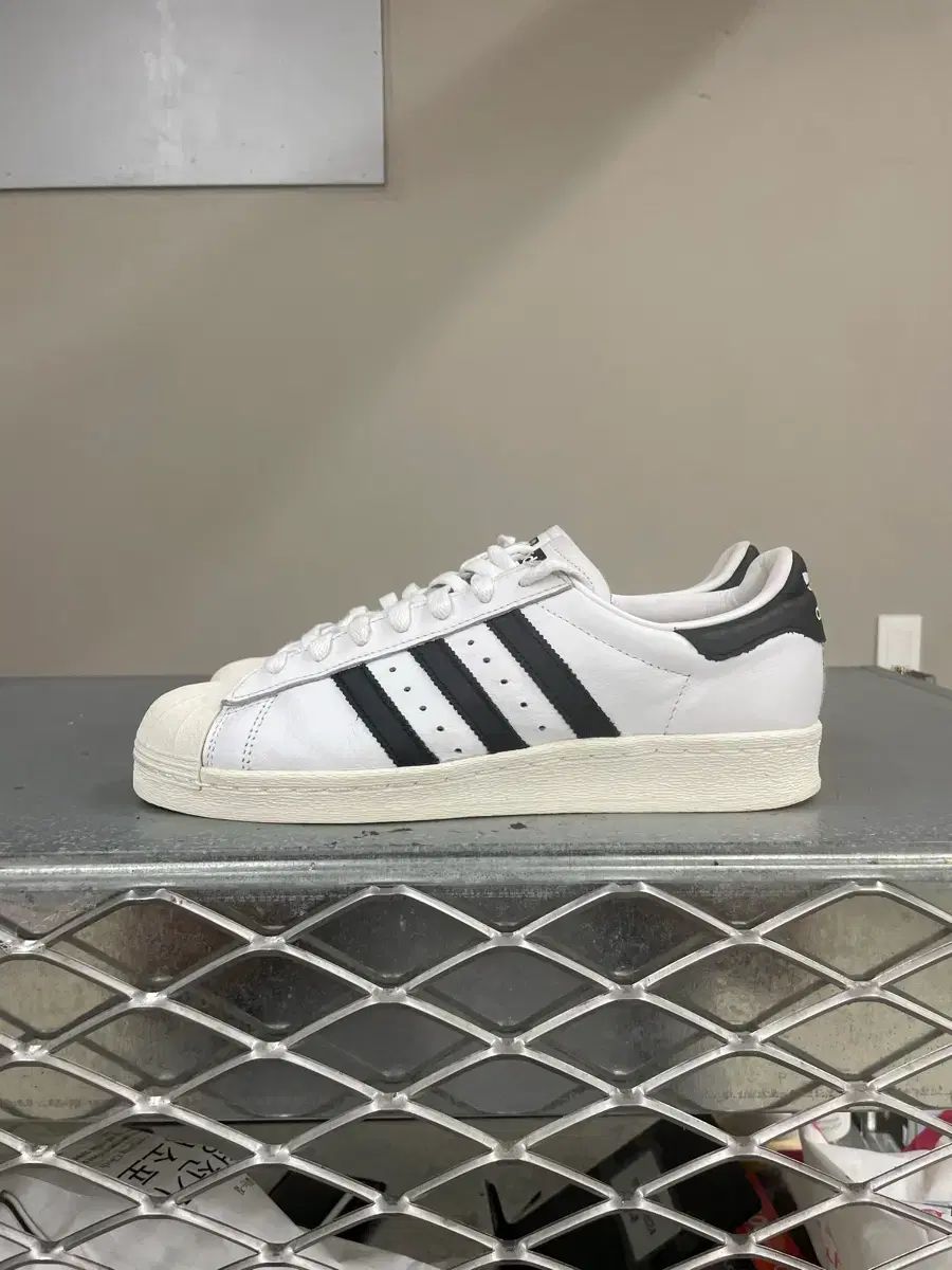 アディダス SUPERSTAR 82 白 黒 260