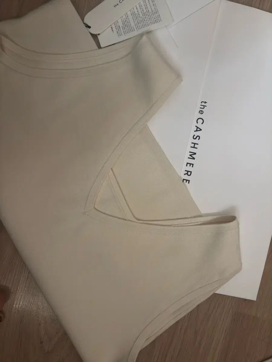 the CASHMERE スターシップ スクエアネック 85 基本