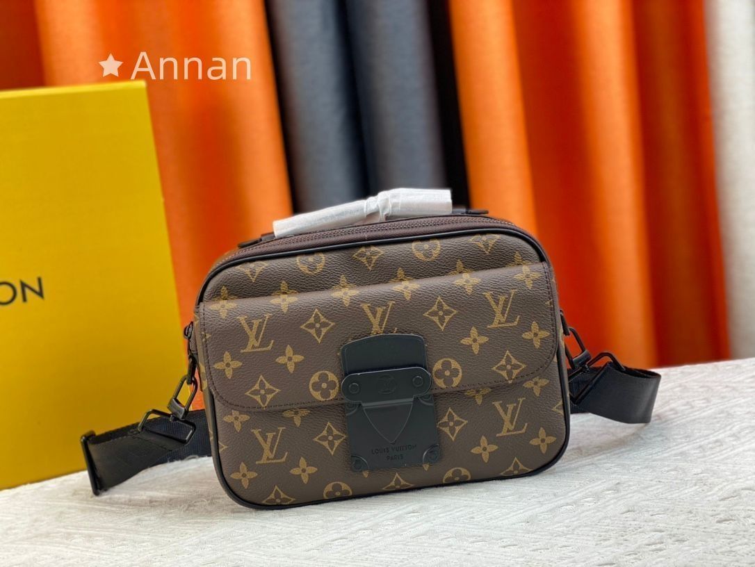 美品！LOUIS VUITTON ルイヴィトン メンズ ショルダーバッグ 人気モデル 送料無料 バッグ トリヨン モノグラム Sロック メッセンジャーバッグ