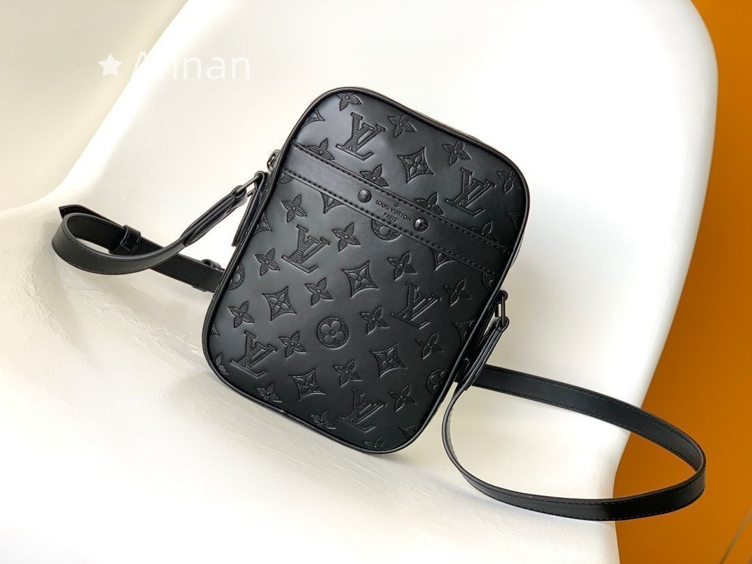 LOUIS VUITTON ルイヴィトン メンズ ショルダーバッグ 人気モデル 送料無料 モノグラム シャドウ ダヌーブPM M44972
