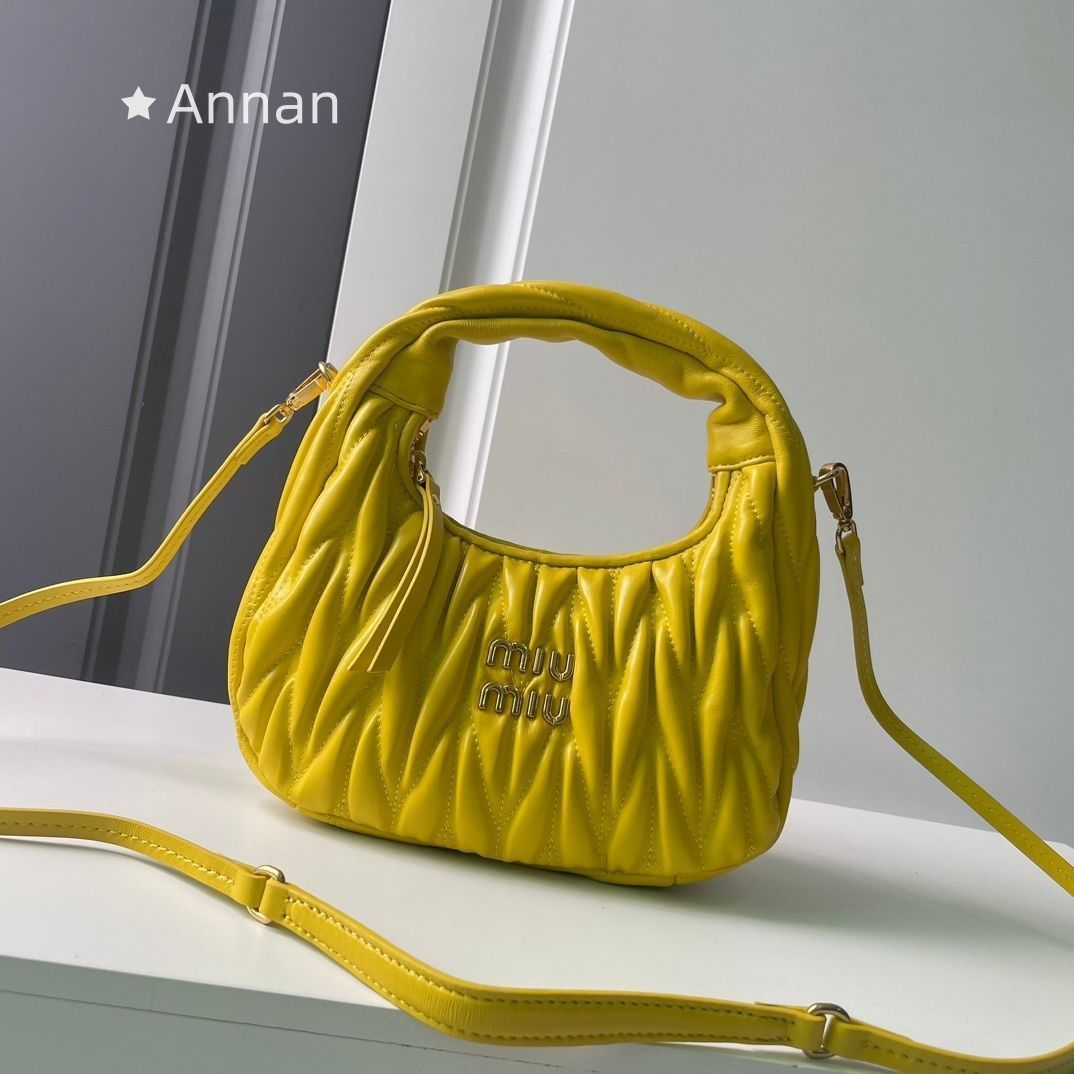 全新 限定価格送料込良品 レディース MIUMIUミュウミュウ ショルダーバッグ
