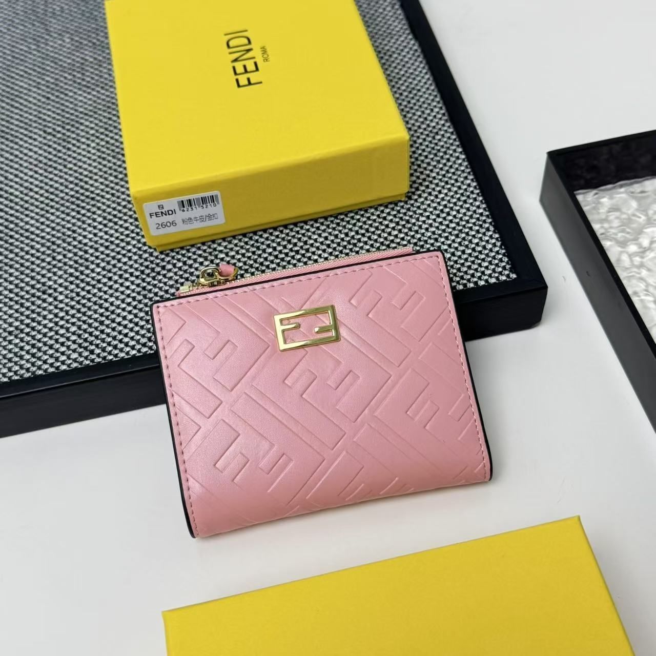 【限定】送料無料 FENDI　フェンディ折り財布 小銭入れ