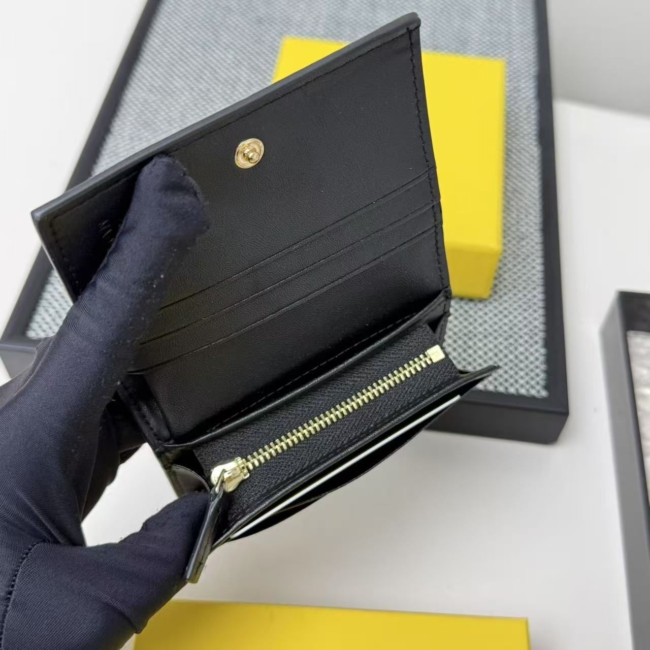 高級美品 状態良 FENDI　フェンディ折り財布 小銭入れ