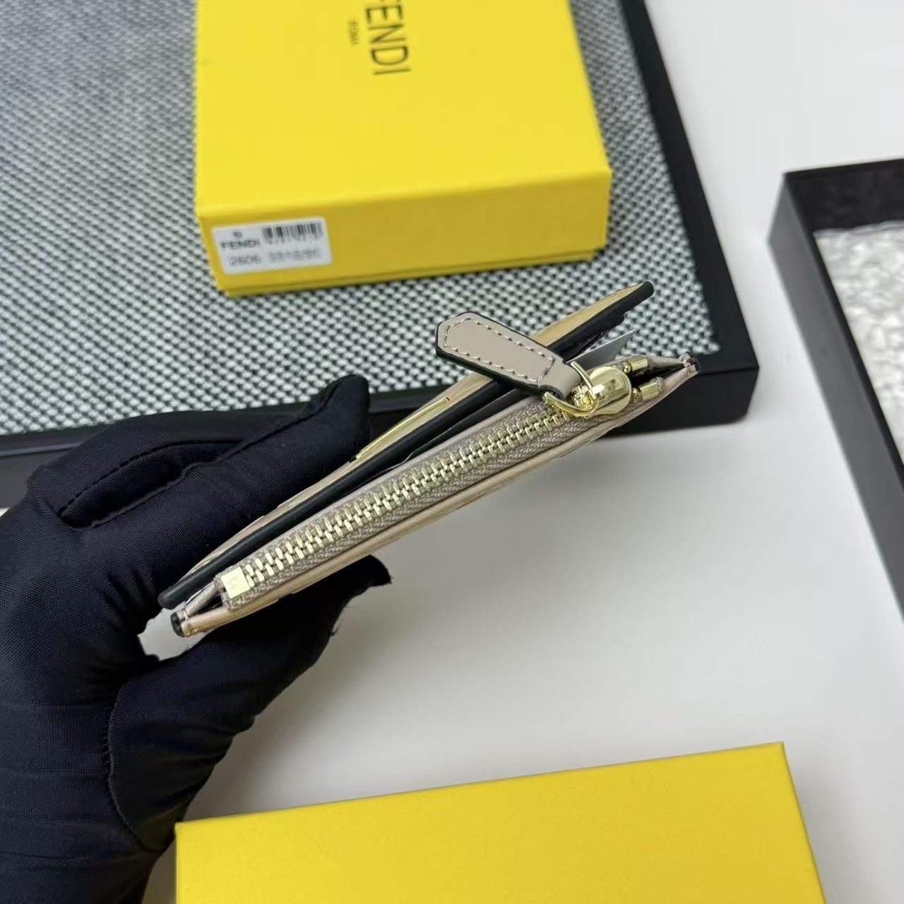 【未使用品】最終値下げ FENDI フェンディ折り財布 小銭入れ 【未使用品】最終値下げ FENDI フェンディ折り財布 小銭入れ