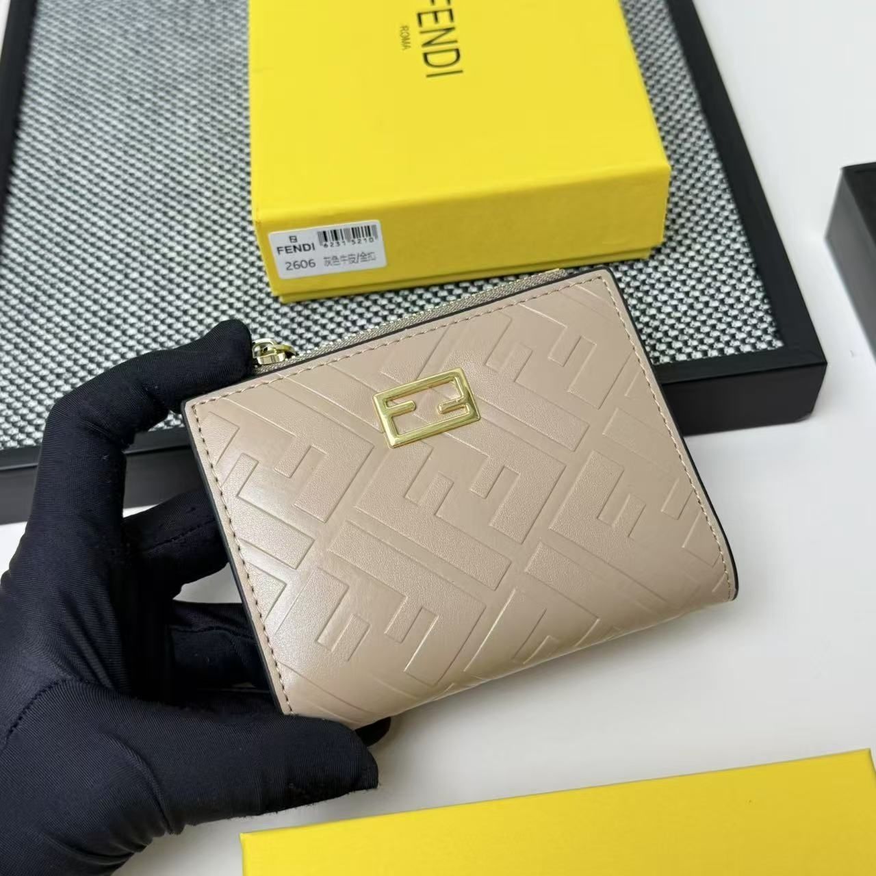 【未使用品】最終値下げ FENDI フェンディ折り財布 小銭入れ 【未使用品】最終値下げ FENDI フェンディ折り財布 小銭入れ