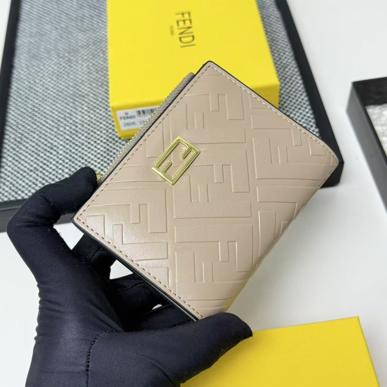 【未使用品】最終値下げ FENDI フェンディ折り財布 小銭入れ 【未使用品】最終値下げ FENDI フェンディ折り財布 小銭入れ